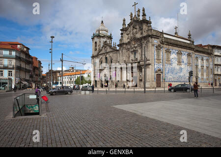 L'Église et Carmo église des Carmélites, à Porto, Portugal, vue à partir de la Praça de Gomes Teixeira square Banque D'Images