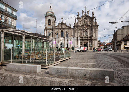 L'Église et Carmo église des Carmélites, à Porto, Portugal, vue à partir de la Praça de Parada Leitao Banque D'Images