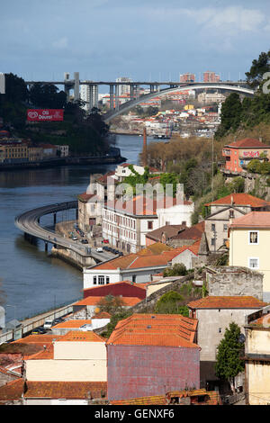 Vue sur Ville de Porto le long du fleuve Douro, en direction de pont Arrabida, Portugal Banque D'Images