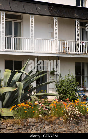 Royaume-uni, Angleterre, Devon, Salcombe, Sidmouth Road, en face de l'usine d'aloès hérissés de jardin chambre avec balcon Banque D'Images