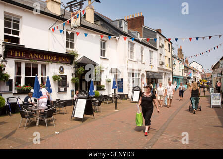 Royaume-uni, Angleterre, Devon, Greenbottom, vieille Fore Street, shoppers et Anchor Inn Banque D'Images