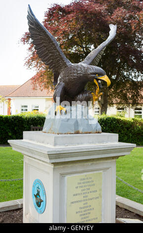 Royaume-uni, Angleterre, Devon, Greenbottom, Guanaco plaisir Motifs, Sidmouth RAF WW2 memorial eagle Banque D'Images