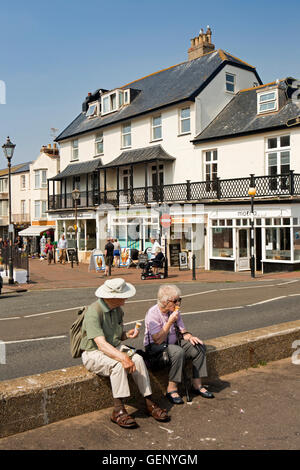 Royaume-uni, Angleterre, Devon, Sidmouth, L'Esplanade, les visiteurs profitant des glaces en soleil Banque D'Images