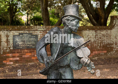 Royaume-uni, Angleterre, Devon, Greenbottom, Connaught Gardens, bronze fidder folk festival 50e anniversaire sculpture par Greta Berlin Banque D'Images