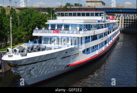 Volgograd, Russie - le 27 juin 2016. River cruise ship Aleksandr Suvorov prêt à quitter l'écluse de navigation Banque D'Images