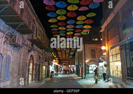 Jérusalem : parasols colorés accroché sur Yoel Moshe Rue Salomon pour les parapluies Street Projet promu par l'Autorité de développement de Jérusalem Banque D'Images