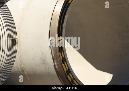 Une photographie de certains tuyaux en béton pour les micro-tunneling durant la production. Ces tuyaux sont trois mètres de diamètre. Banque D'Images