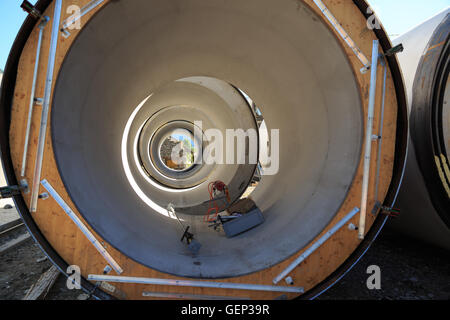 Une photographie de certains tuyaux en béton pour les micro-tunneling durant la production. Ces tuyaux sont trois mètres de diamètre. Banque D'Images