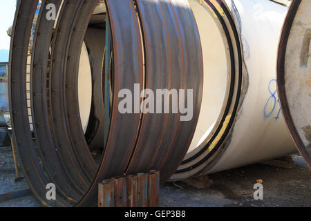 Une photographie de certains tuyaux en béton pour les micro-tunneling durant la production. Ces tuyaux sont trois mètres de diamètre. Banque D'Images