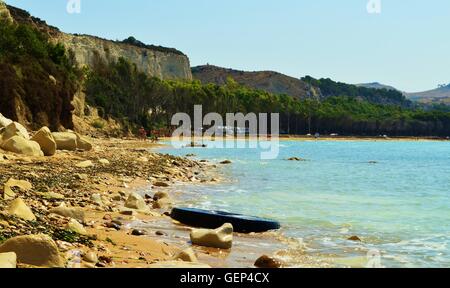 Vue sur la plage à Eraclea Minoa montrant le camping dans la distance et certains objets flottants à l'avant-plan. Banque D'Images