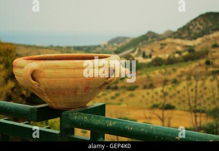 Vue de l'espace rural à partir de la terrasse panoramique dans la ville de Realmonte dans le sud de la Sicile sur l'image. Banque D'Images