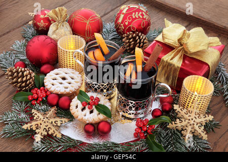 Noël encore la vie avec des aliments et boissons de vin chaud, mince pies, flocon d'or et rouge décorations babiole, boîte-cadeau, bougie Banque D'Images