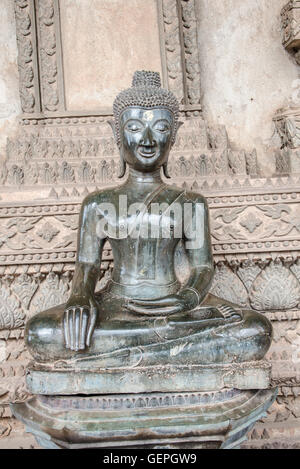 VIENTIANE, LAOS - Août 5, 2014 .l'ancien Bouddha au temple à Vientiane. Banque D'Images