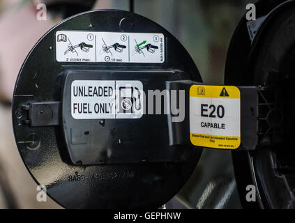 E20 voiture essence bouchon de réservoir ouvert. Banque D'Images