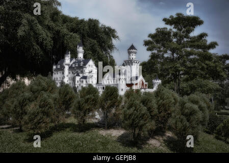 Château de Neuschwanstein, modèle à échelle du site historique en Bavière Allemagne au parc à thème de Mini Siam, Pattaya, Thaïlande, S. E. Asie Banque D'Images