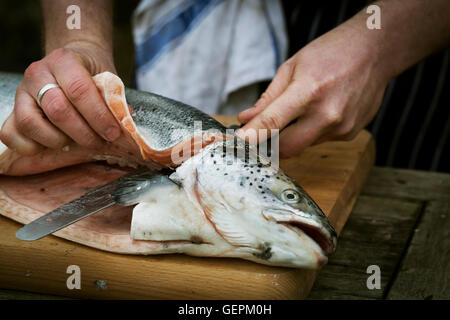 Close up of a chef de fileter un saumon frais. Banque D'Images