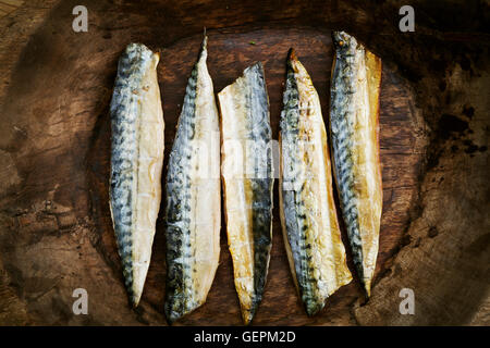 Filets de poisson fumé disposés dans une rangée. Banque D'Images