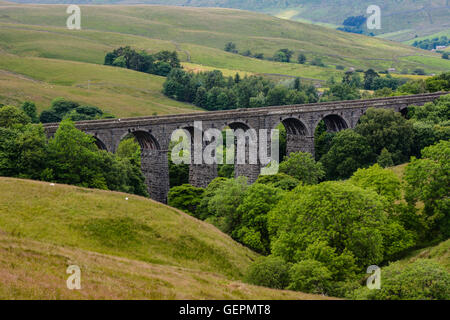 Tête de dent qui porte le viaduc ferroviaire à travers le règlement de Carlisle de tête en Cumbria Dentdale, partie des Yorkshire Dales Banque D'Images