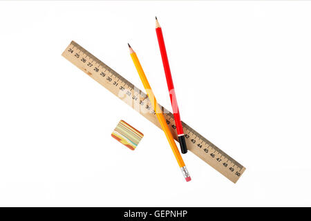 L'école en bois - Papeterie règle, gomme et deux crayons graphite sur un fond blanc. Banque D'Images