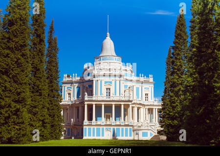 La colline de glissement dans le pavillon Français ruelle dans le château et le parc de l'ensemble de la ville de Oranienbaum, Lomonosov, Russie Banque D'Images