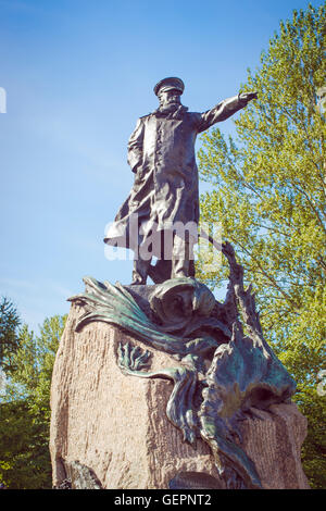 Monument en bronze à l'amiral Makarov sur l'Ancre place près de la cathédrale Saint-Nicolas à Cronstadt, naval de la Russie Banque D'Images