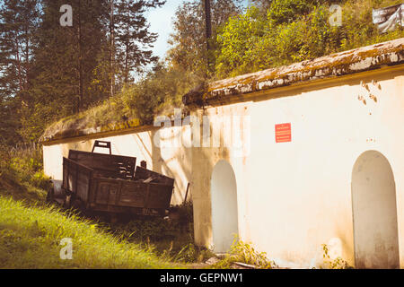 ZIL voiture rouillée sur abandonné sur l'armée bunker de protection-site historique de Fort Krasnaya Gorka, Russie Banque D'Images