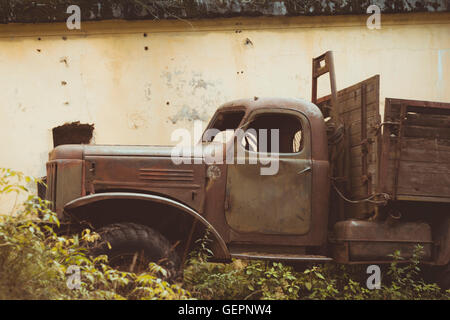 ZIL voiture rouillée sur abandonné sur l'armée bunker de protection-site historique de Fort Krasnaya Gorka, Russie Banque D'Images