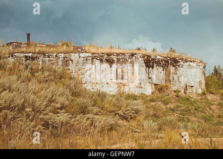 Sur le bunker de protection abandonnés-militaire site historique de Fort Krasnaya Gorka, Russie Banque D'Images