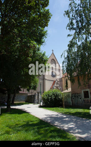 Croatie, Zagreb, Vieille Ville, St Francis Church vu de Park Opatovina. Banque D'Images