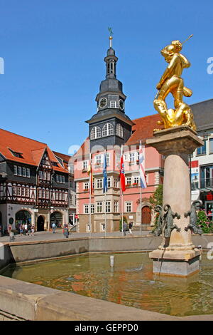 Géographie / voyage, Allemagne, Thuringe, Eisenach, le marché, l'hôtel de ville historique, fontaine, sculpture sur la fontaine : Saint George, Banque D'Images