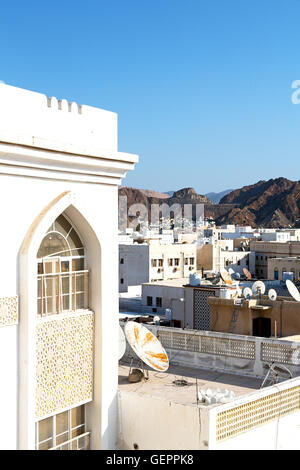 En Oman nouvelle maison en brique, la ville ciel backgroun Banque D'Images