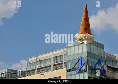 Géographie / voyage, Allemagne, Berlin, Cologne, Neumarkt Galerie, cône 'dropped', l'artiste : Claas Oldenburg et Coosje van Bruggen, Banque D'Images