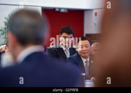 L'ancien joueur NBA Yao Ming regarde Kerry secrétaire et vice-Premier ministre chinois Liu prononcera une allocution à l'occasion de consultations sino-américaines sur les échanger à Beijing Banque D'Images