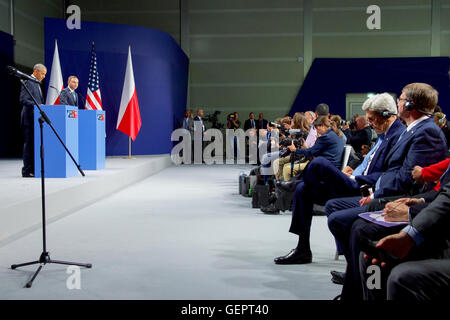 Kerry et secrétaire Le secrétaire à la défense, regardez sur carter de l'auditoire comme le président polonais Duda, Allocution à l'occasion d'une déclaration commune à Varsovie Banque D'Images