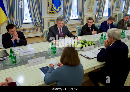 Kerry secrétaire et sa délégation écouter comme président ukrainien Porochenko fait l'allocution d'ouverture lors de l'élection présidentielle salle de réunion de l'Bankova à Kiev Banque D'Images