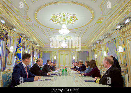 Kerry secrétaire et sa délégation écouter comme président ukrainien Porochenko fait l'allocution d'ouverture lors de l'élection présidentielle salle de réunion de l'Bankova à Kiev Banque D'Images