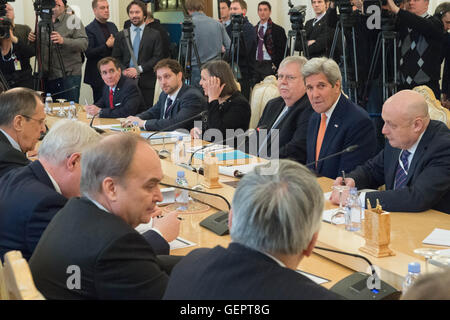 Kerry et secrétaire délégation américaine s'asseoir en face du ministre russe des Affaires étrangères Lavrov à Moscou Banque D'Images