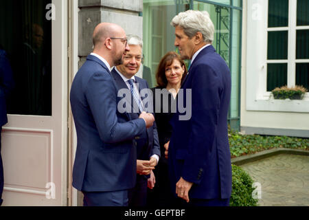 Kerry secrétaire parle avec le Premier Ministre Belge Michel et le ministre des Affaires étrangères, Reynders à la résidence du Premier ministre à Bruxelles Banque D'Images