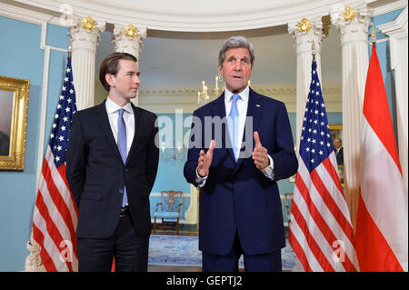 Allocution du Secrétaire Kerry avec la ministre autrichienne des affaires étrangères, Sebastian Kurz à Washington Banque D'Images