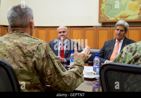 Kerry secrétaire obtient un exposé du général de l'armée américaine John Nicholson Banque D'Images