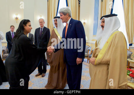 Kerry secrétaire accueille le gouvernement bahreïni avant sa rencontre avec le Roi Hamad bin Isa al-Khalifa à Manama Banque D'Images