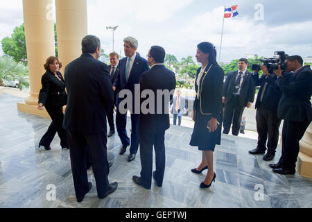 Kerry secrétaire est accueilli par le Président dominicain Medina au palais présidentiel de Santo Domingo Banque D'Images