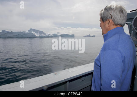 Kerry secrétaire examine les icebergs du Pont des HDMS Thetis après il sortit du port d'Ilulissat, Groenland. Banque D'Images