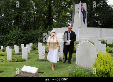 La duchesse de Cornouailles vues Commonwealth War Graves lors d'une visite à l'église St Nicolas à Brockenhurst. Banque D'Images