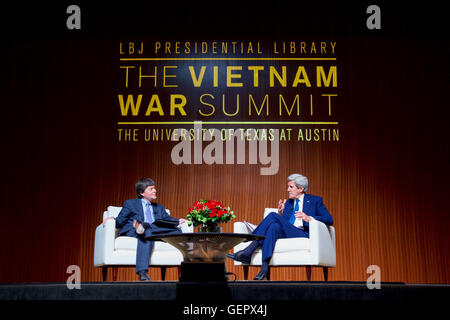 Kerry parle secrétaire avec l'historien et cinéaste Ken Burns sur le passé et l'avenir de la relation entre les États-Unis et le Vietnam à la guerre du Vietnam à Austin au sommet Banque D'Images