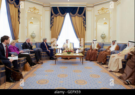 Kerry secrétaire parle avec le Roi Hamad bin Isa Al Khalifa de Bahreïn au début de leur réunion bilatérale à Manama Banque D'Images
