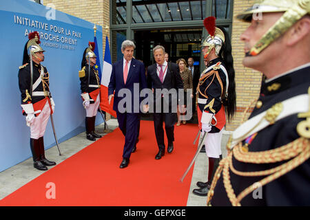 Kerry secrétaire promenades avec Envoyé spécial pour les négociations israélo-palestiniennes Frank Lowenstein Banque D'Images