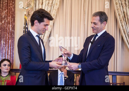 Le sous secrétaire Stengel présente le premier prix Jeunes leaders émergents pour les Jeunes Leaders Award à Samuel Grzybowski de France Banque D'Images