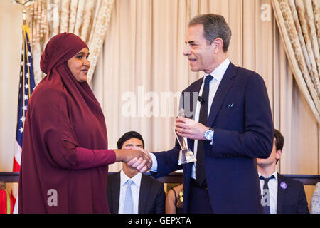 Le sous secrétaire Stengel présente le premier prix Jeunes leaders émergents pour les Jeunes Leaders Award à Asha Hassan du Kenya Banque D'Images