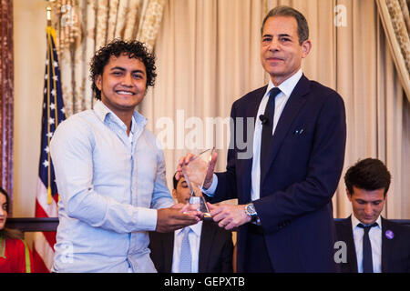 Le sous secrétaire Stengel présente le premier prix Jeunes leaders émergents pour les Jeunes Leaders Award à Jessel Recinos Fernandez du Honduras Banque D'Images